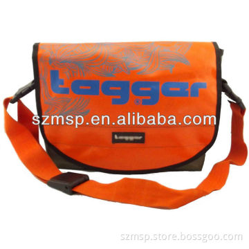 Waterproof tarpaulin messenger bag for men